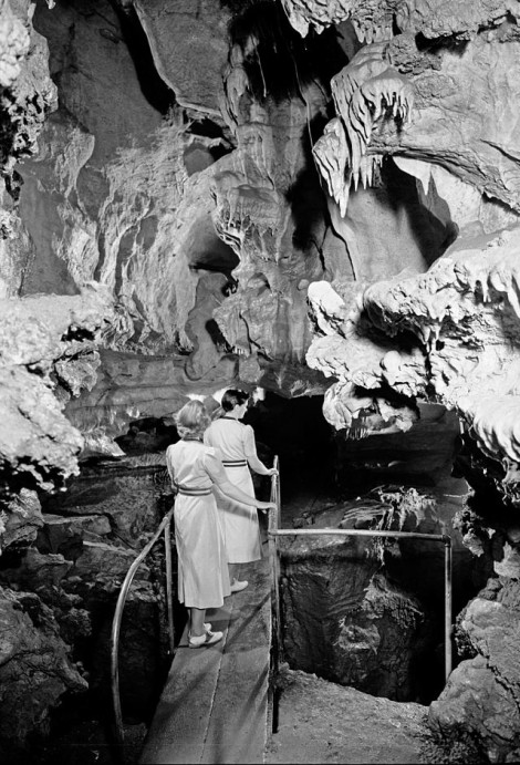 Women_exploring_the_Oregon_Caves